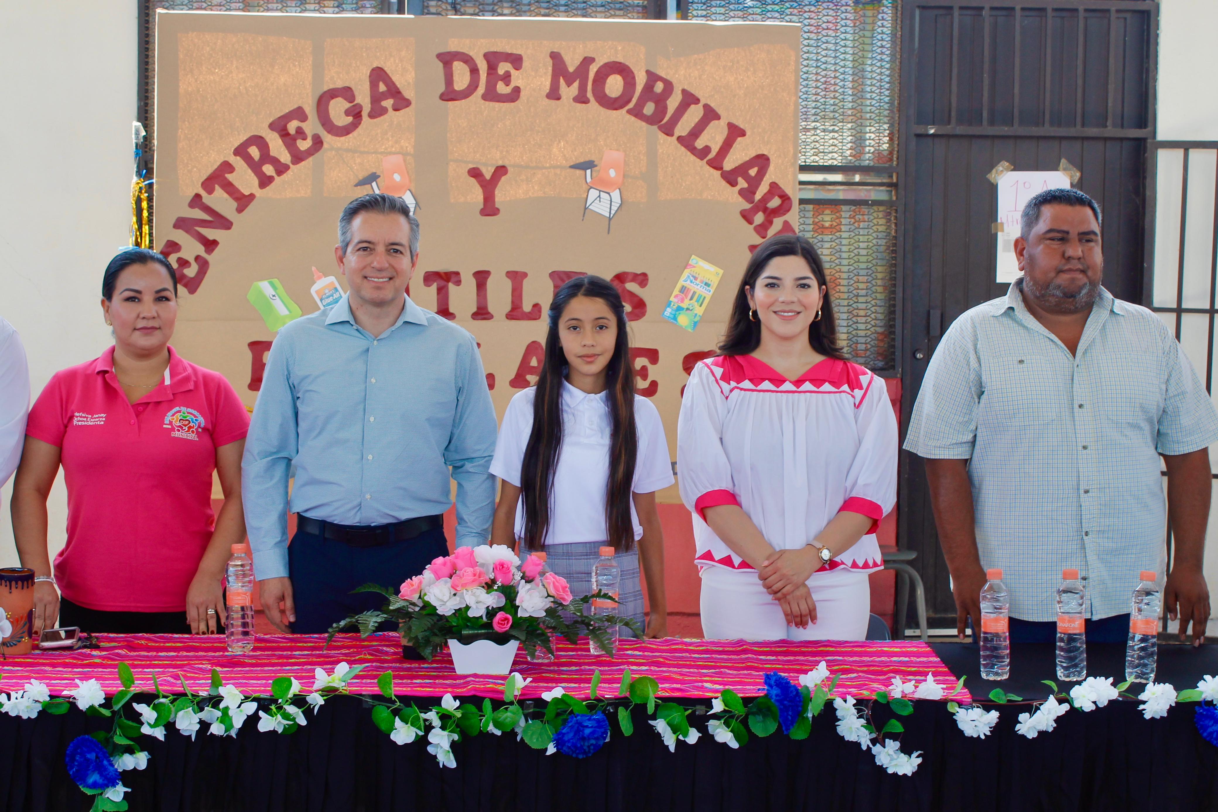 Entrega Omar Del Valle Colosio mesabancos a primaria indígena de Pesqueira 