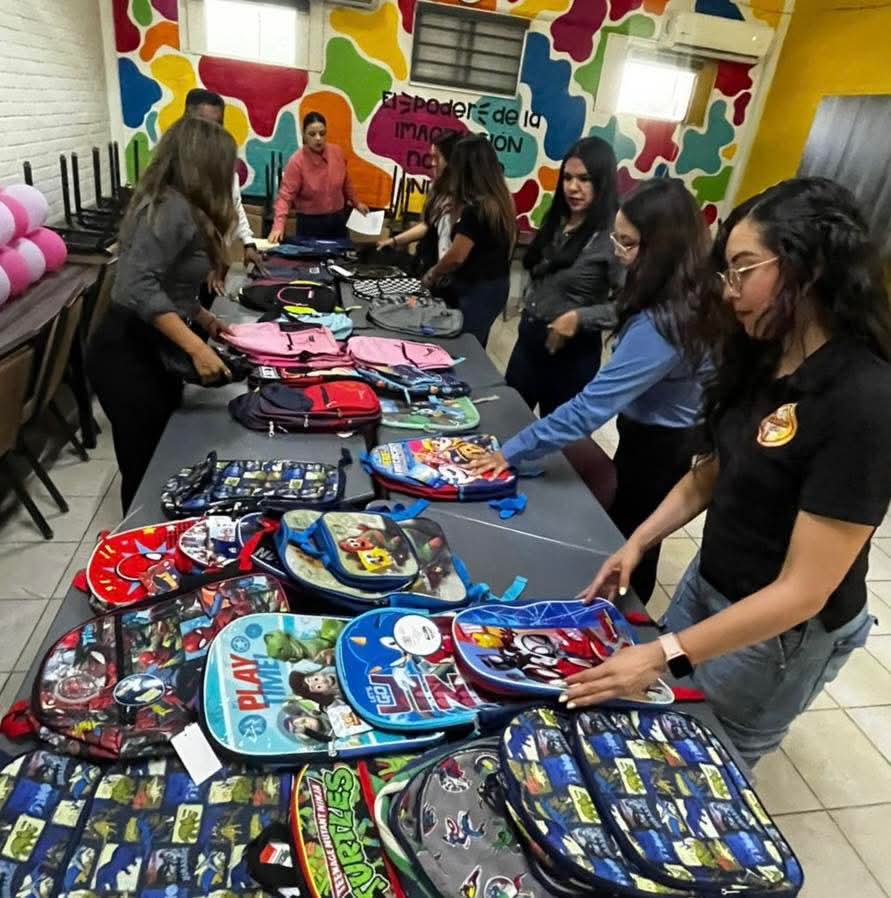 Con éxito se llevó el evento del "Mochilatón" por La Juventud 54 del SNTE, para recolectar mochilas