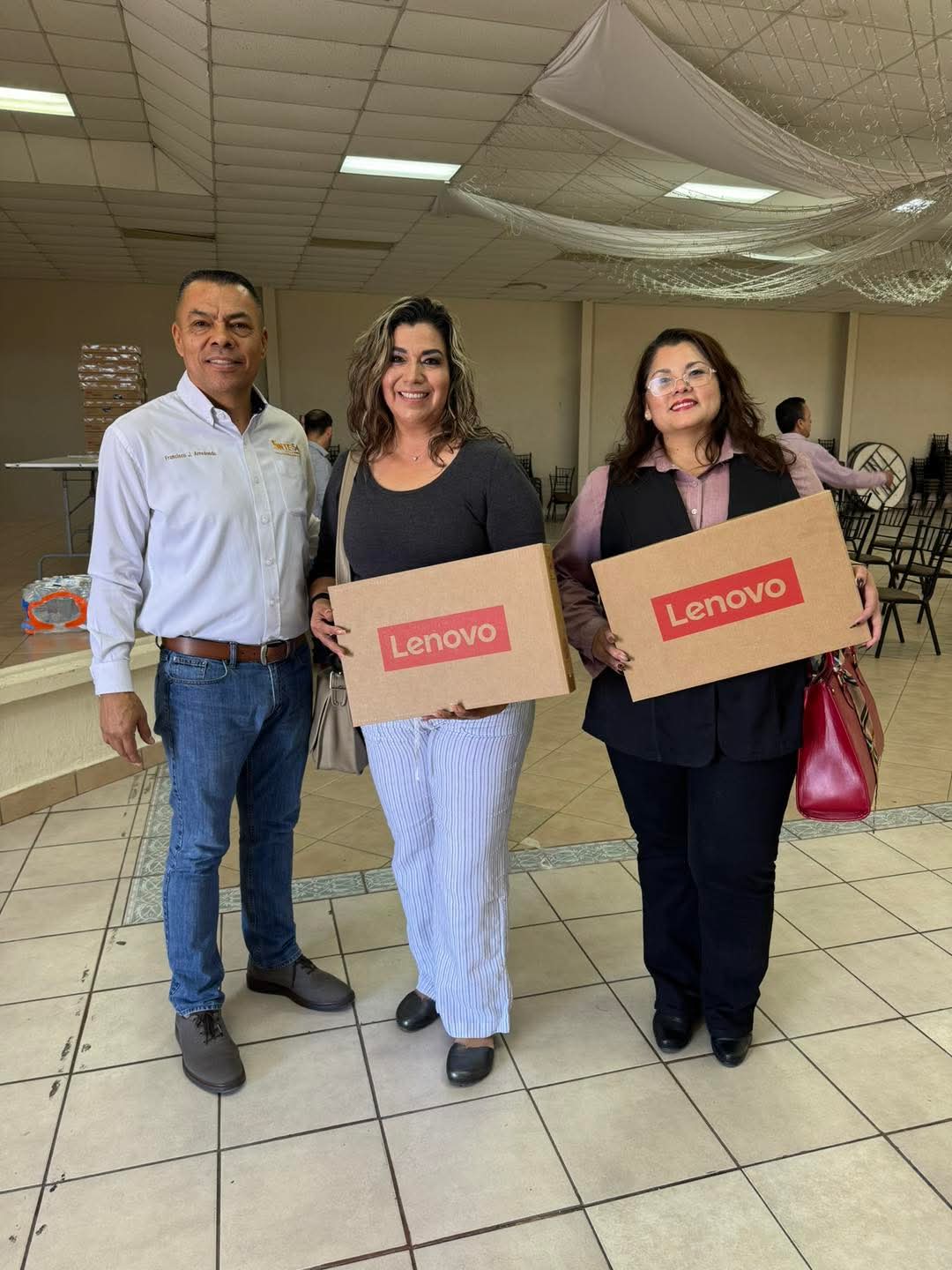 Sección 54 sigue entregó equipo de cómputo en la Región VIII- Nogales