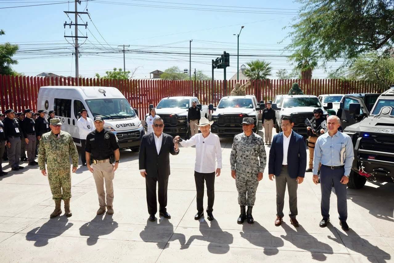 Alfonso Durazo entregó estímulos, reconocimientos y equipamiento al personal de la Fiscalía General de Justicia del Estado 
