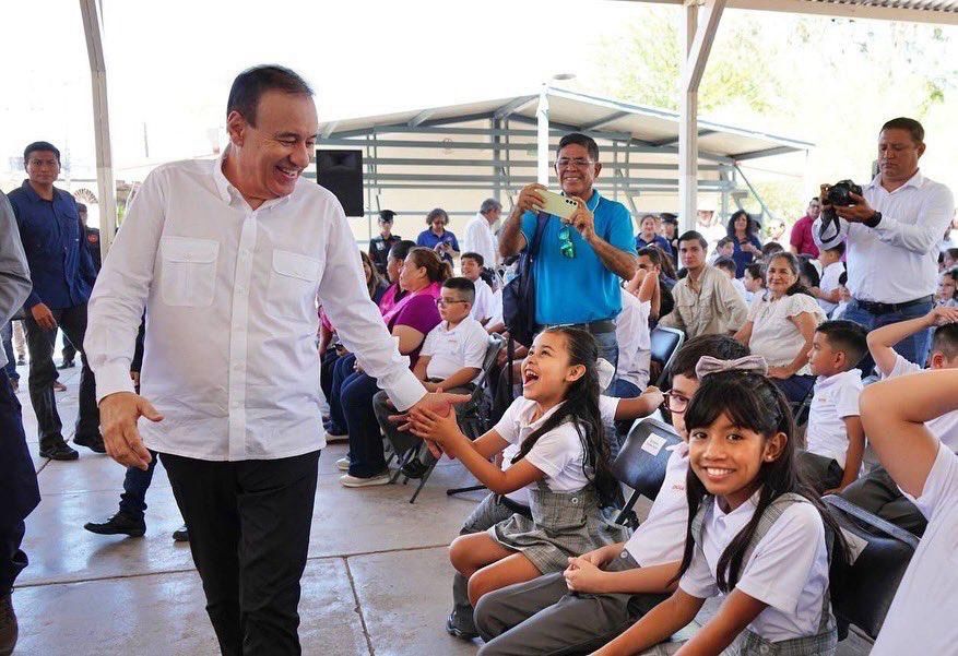 Alfonso Durazo respalda economía familiar con uniformes escolares gratuitos a más de 440 mil alumnos 