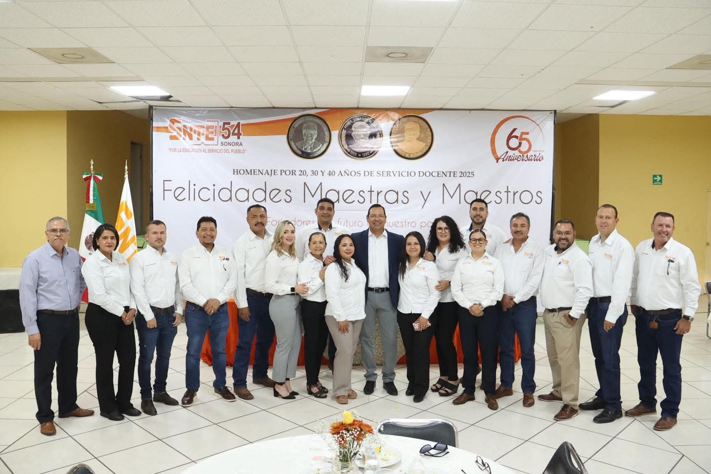 Entrega de Reconocimiento Docente 20, 30 y 40 sños de servicio, en la Región IV Caborca: Javier Ceballos Corral 