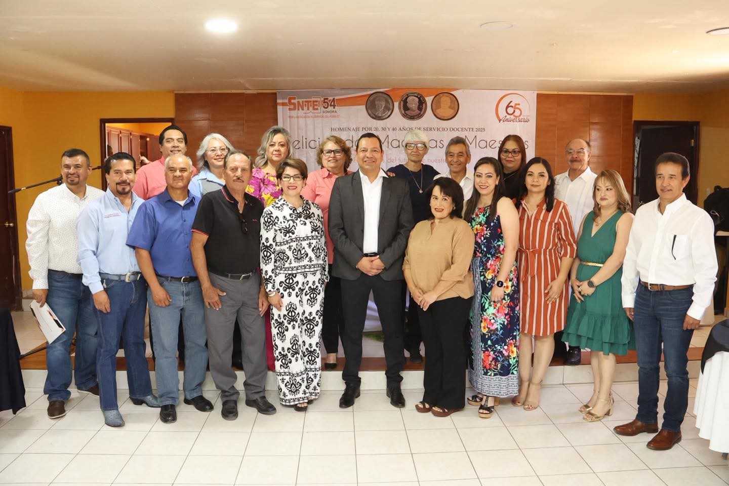 Rinde homenaje Mtro. Javier Ceballos, Secretario General de la Sección 54 del SNTE,  a docentes de Cananea, Región VII-Agua Prieta 