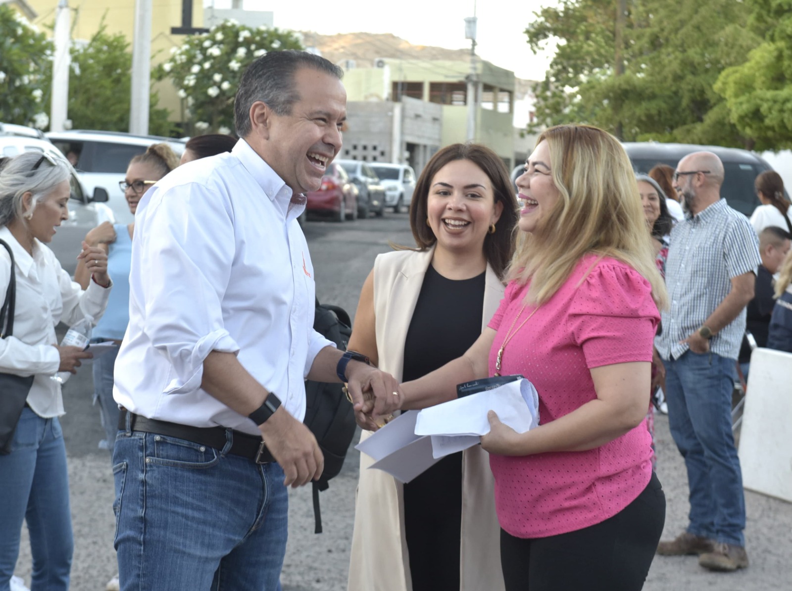 Acerca servicios municipales a la gente Toño Astiazarán y escuchó peticiones y denuncias