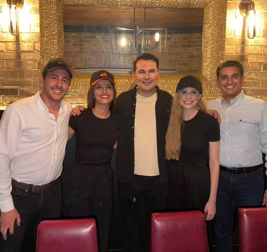 Se re&uacute;ne Adolfo Salazar entre amigos para una cena