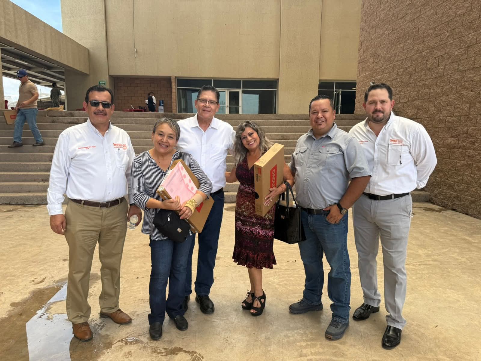 Secretario de la Sección 28 del SNTE, entregó Lamtop a maestros de educación básica en Ciudad Obregón 