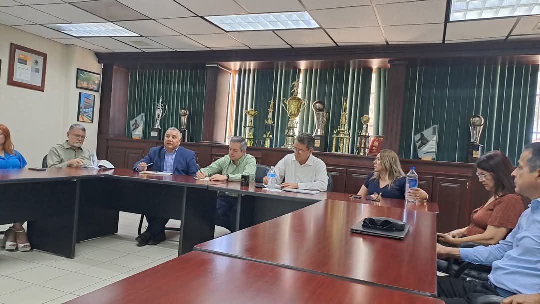 Diputados Fermin Trujillo Fuentes  y Omar Del Valle Colosio visitan la Universidad Tecnológica de Hermosillo 
