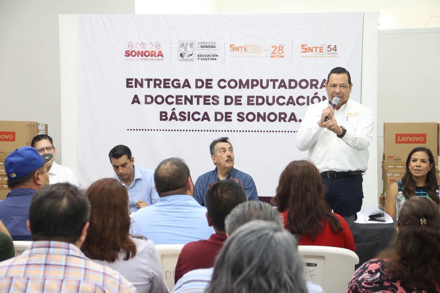 Entrega equipo de cómputo a docentes a docentes de educación básica  en Cajeme