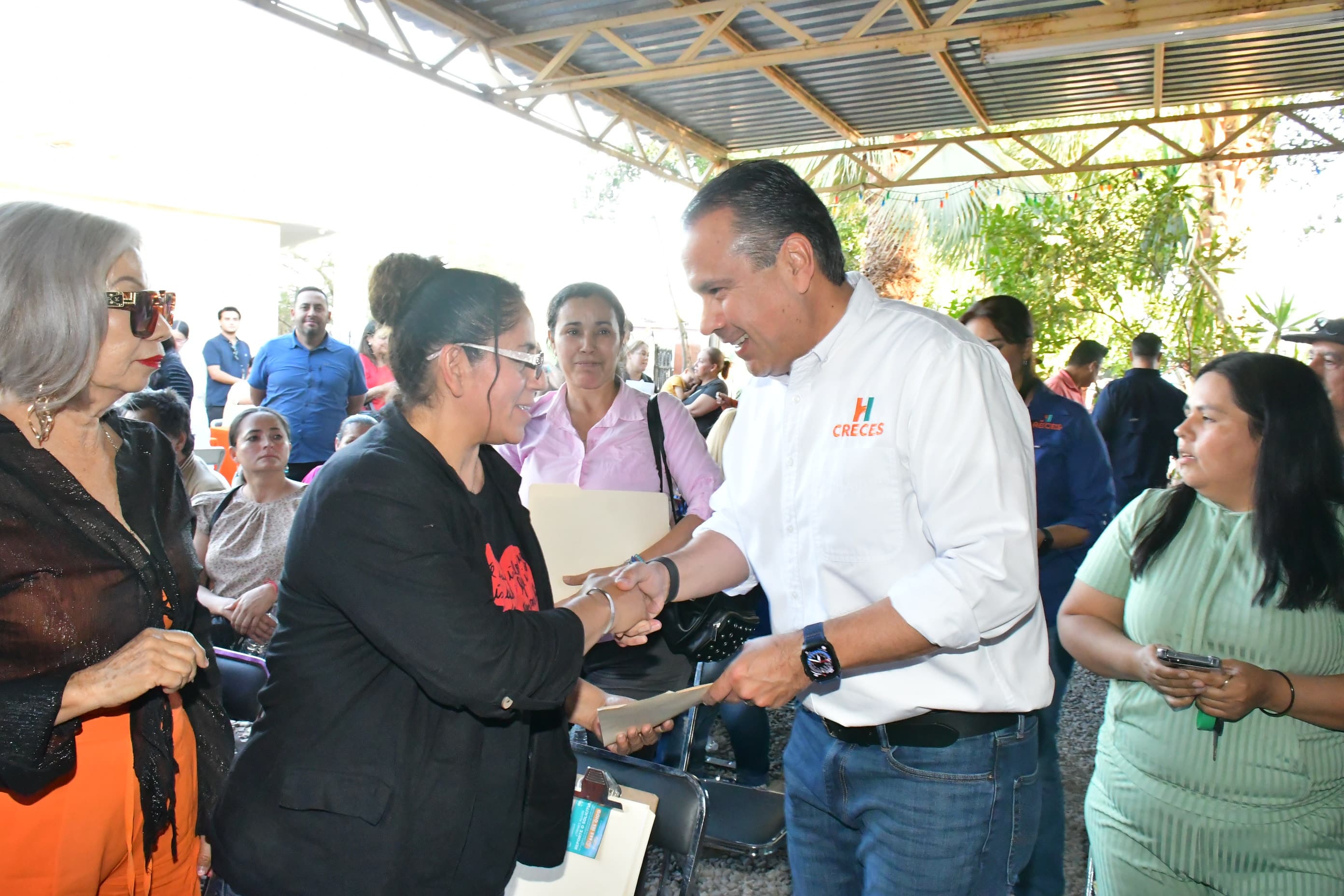 Atiende Toño Astiazarán a vecinos de la Solidaridad, cumple fon su palabra al ayudar a los vecinos 