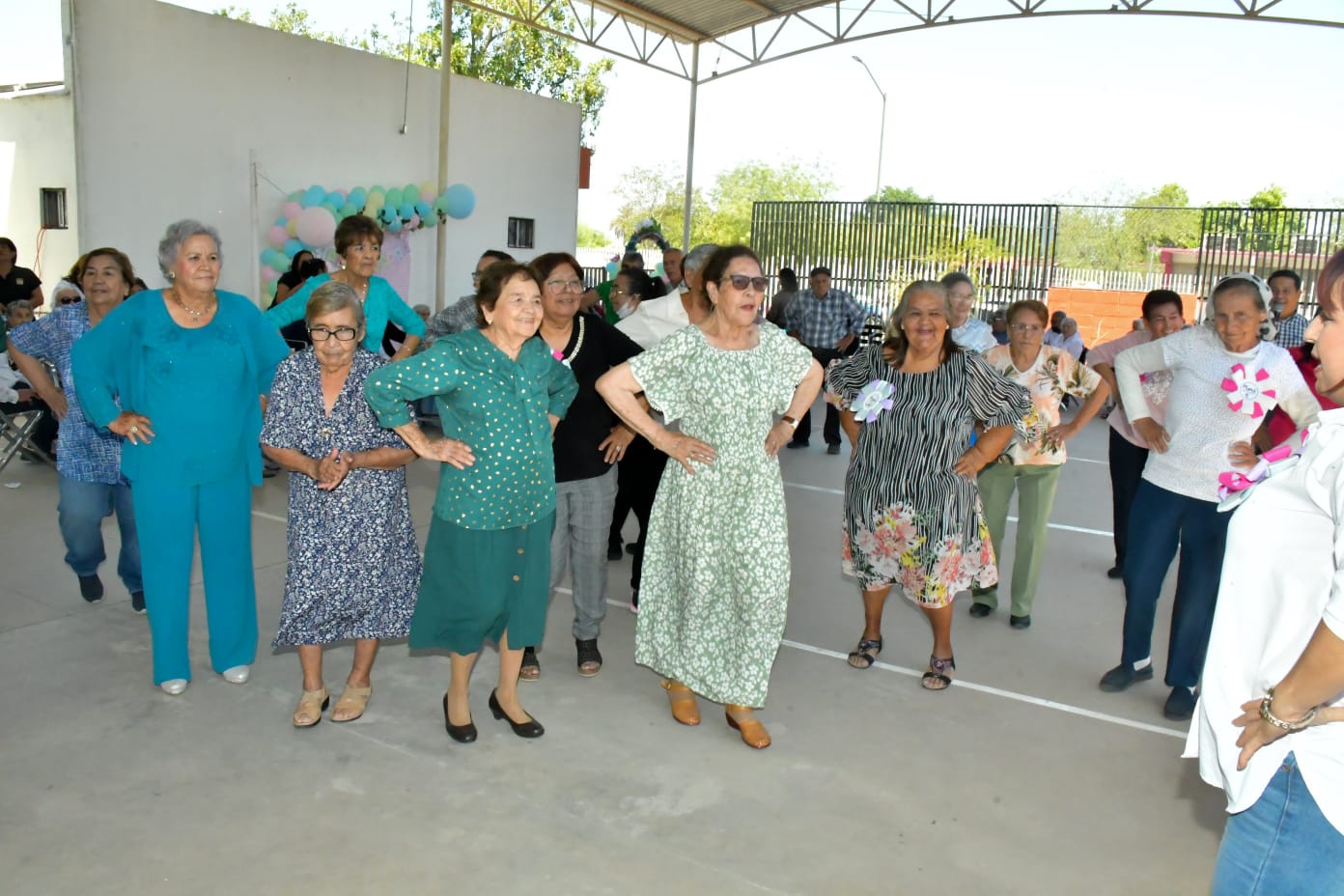 Festejan el Día de las Madres en Casa de los Abuelos en Hermosillo.