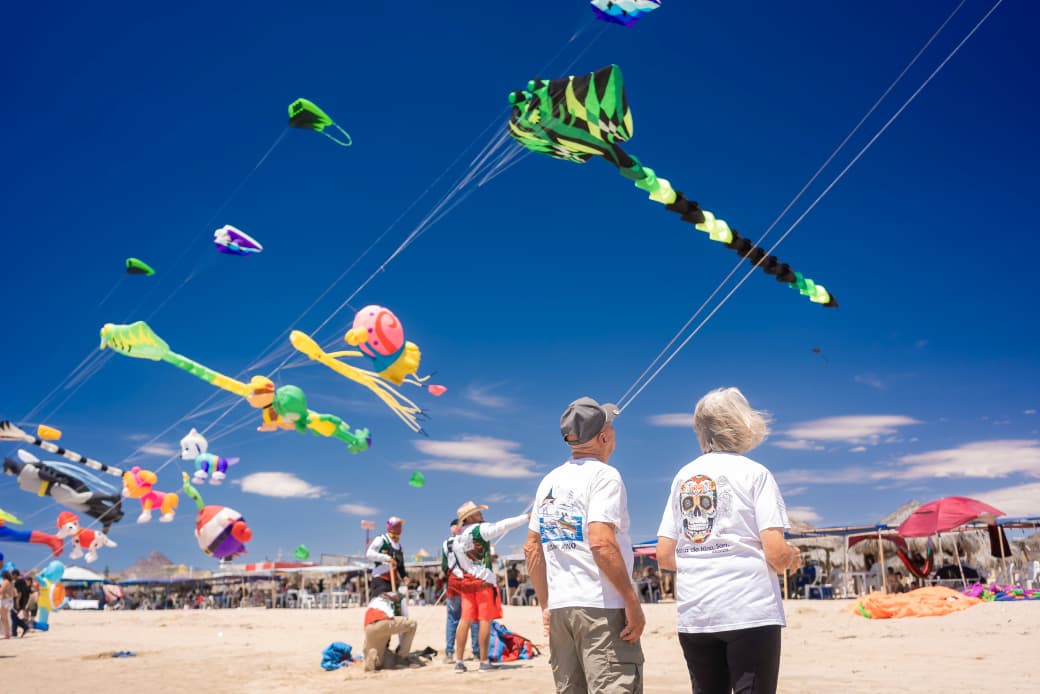Viste Sky Fest de colores el cielo de Bah&iacute;a de Kino con papalotes gigantes 