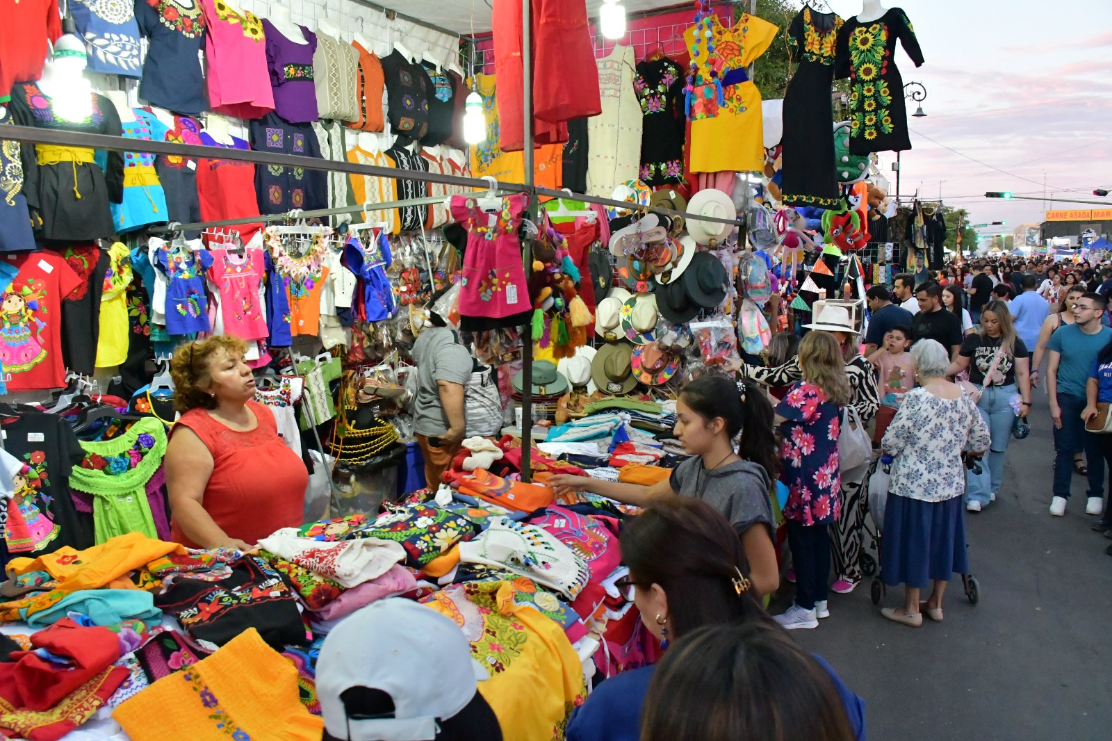 Reiteran llamado a comerciantes a tramitar permisos para Fiestas del Pitic  2026