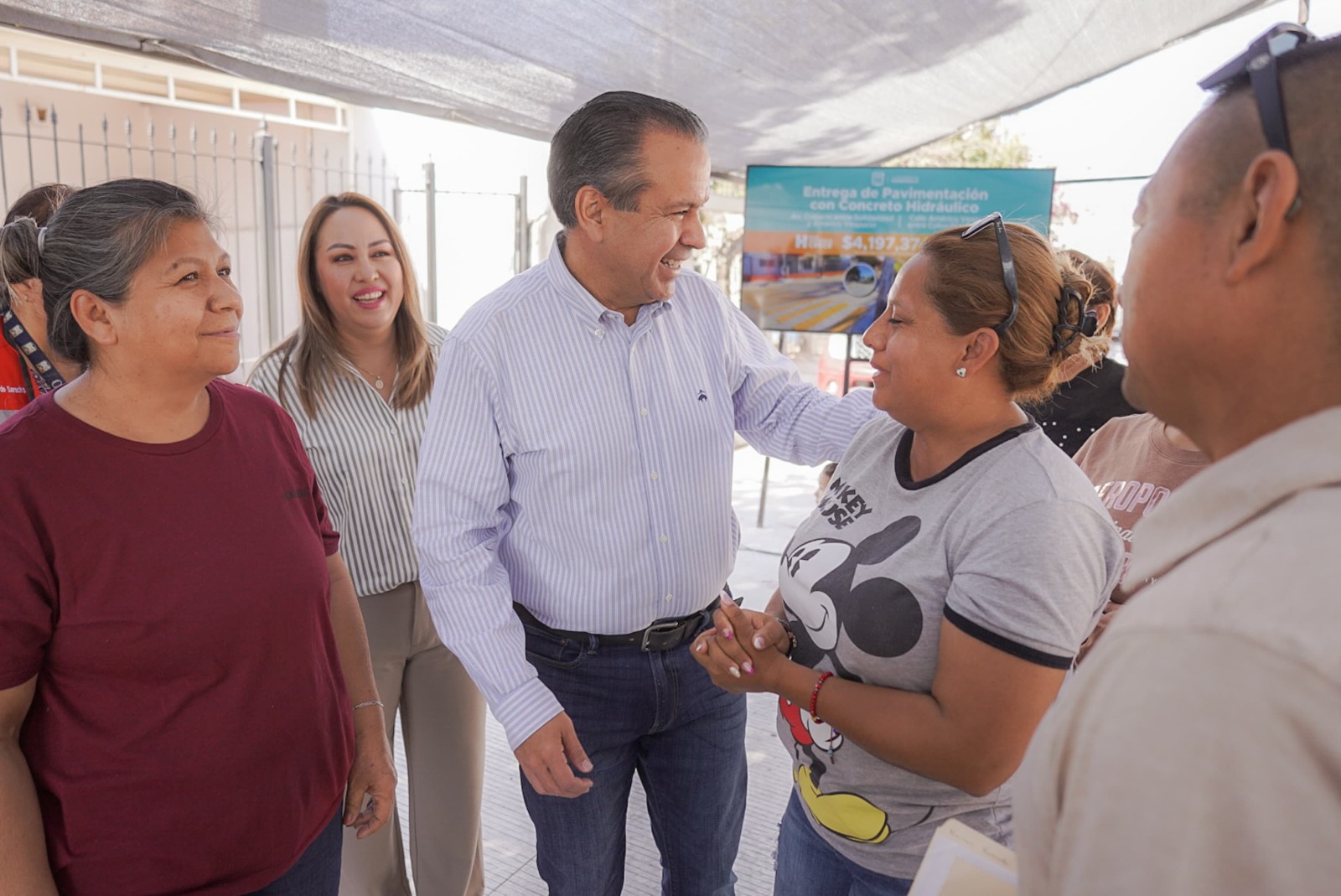 Toño Astiazarán entrega pavimentación con concreto hidráulico en la colonia Miguel Hidalgo 