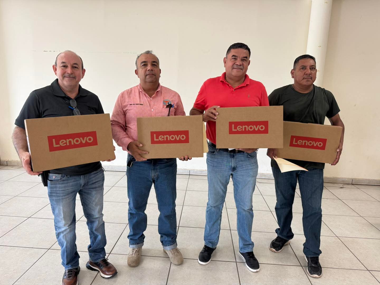 Entrega Sección 54 equipo de cómputo en la Región Sur
