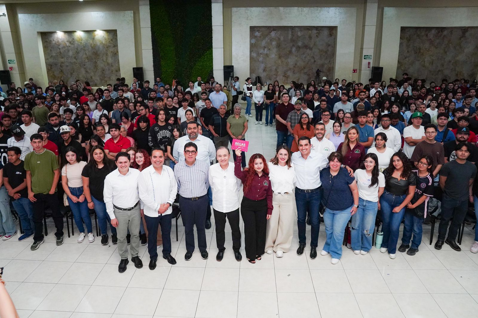 Alfonso Durazo impulsa la transformación de Nogales con más de mil becas universitarias y modernización carretera 