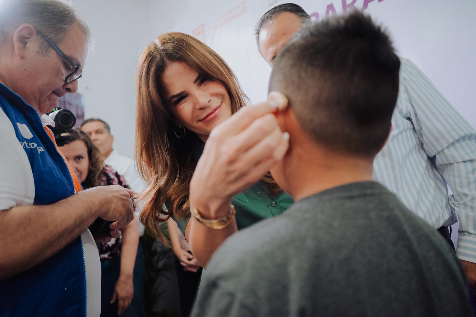 Apoya Toño Astiazarán y Patty Ruibal con dispositivos y auditivos en colaboración con empresas 