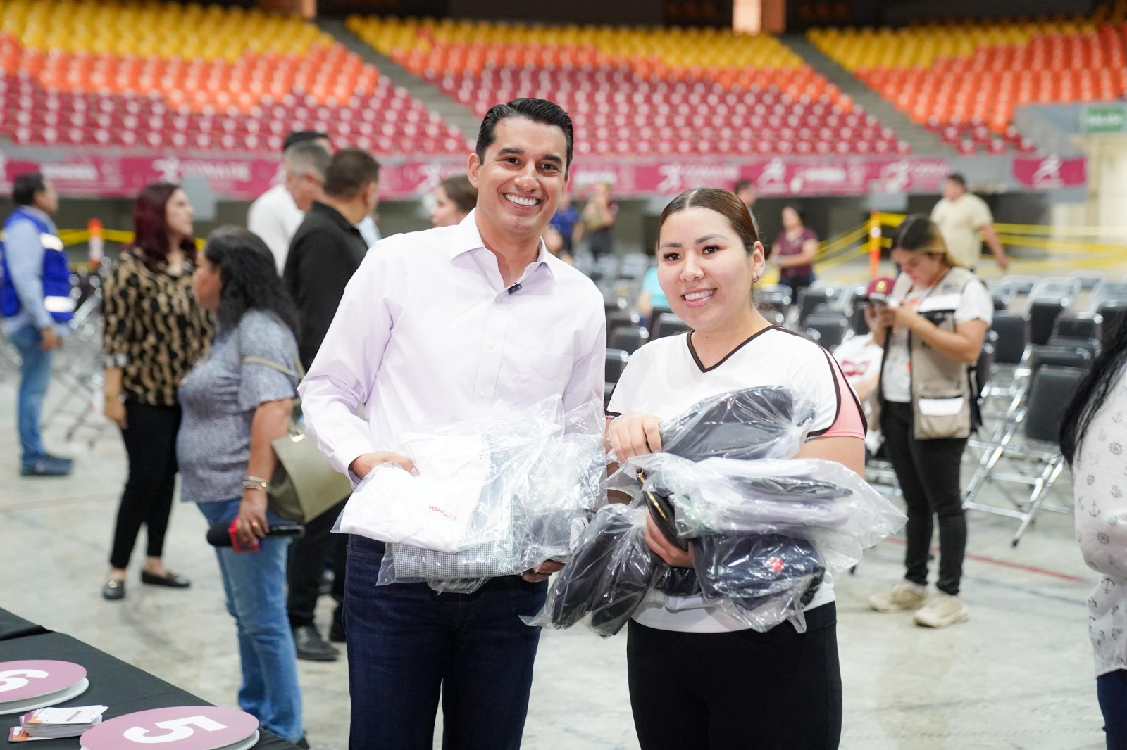 Cumple Gobernador Alfonso Durazo con entrega ágil y eficiente de uniformes escolares gratuitos 