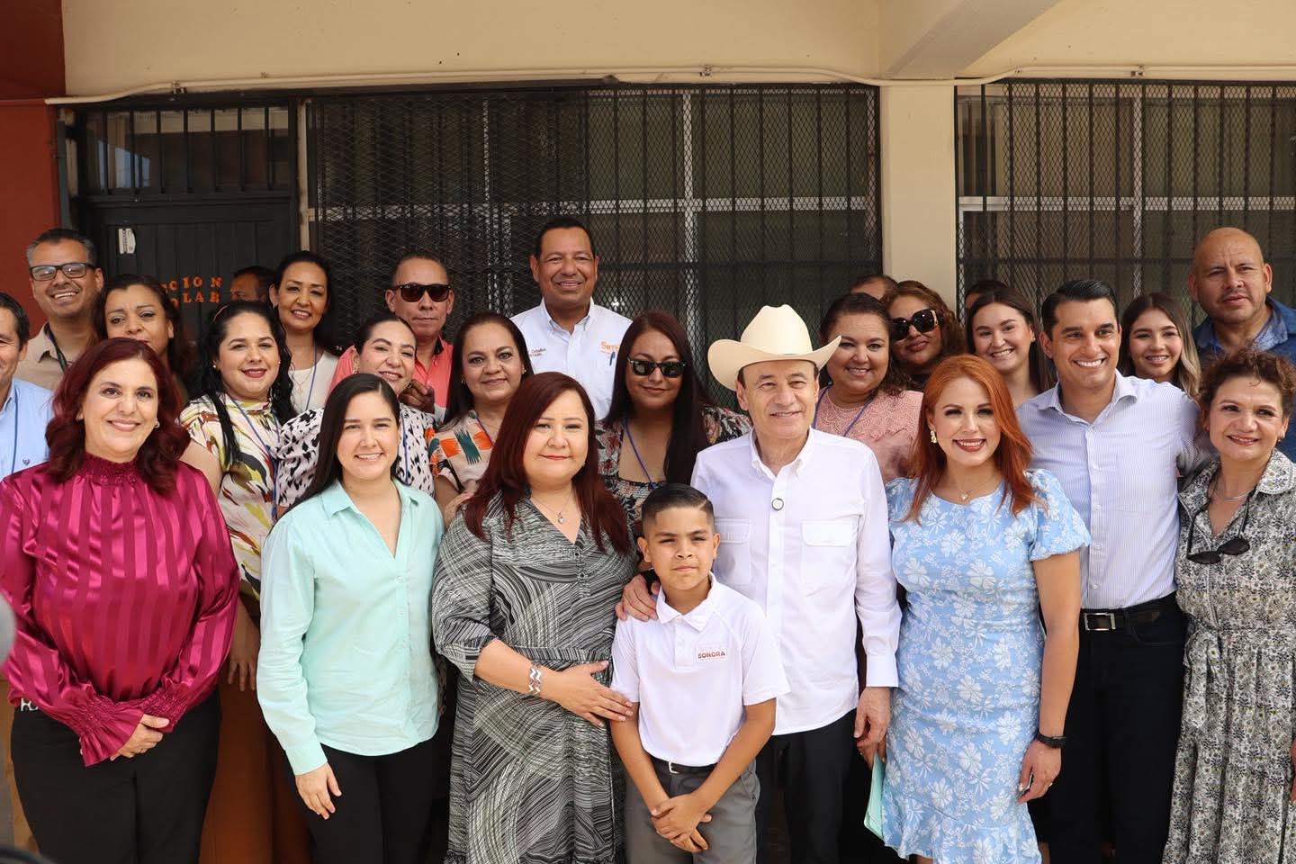 Acompañó al Gobernador Alfonso Durazo el Secretario General de la Sección 54 del SNTE al magno evento de la distribución de libros gratuitos 