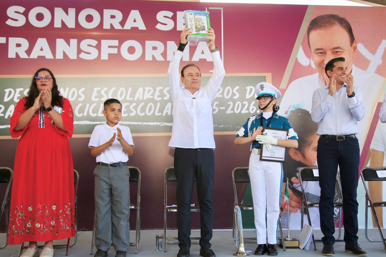 Alfonso Durazo arranca distribución de libros gratuitos de texto y desayunos escolares 