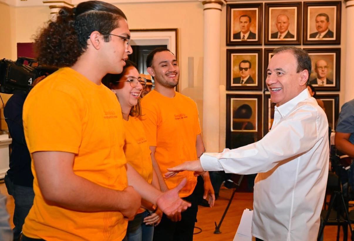 Gobernador Alfonso Durazo fortalece especialización de jóvenes universitarios en semiconductores 