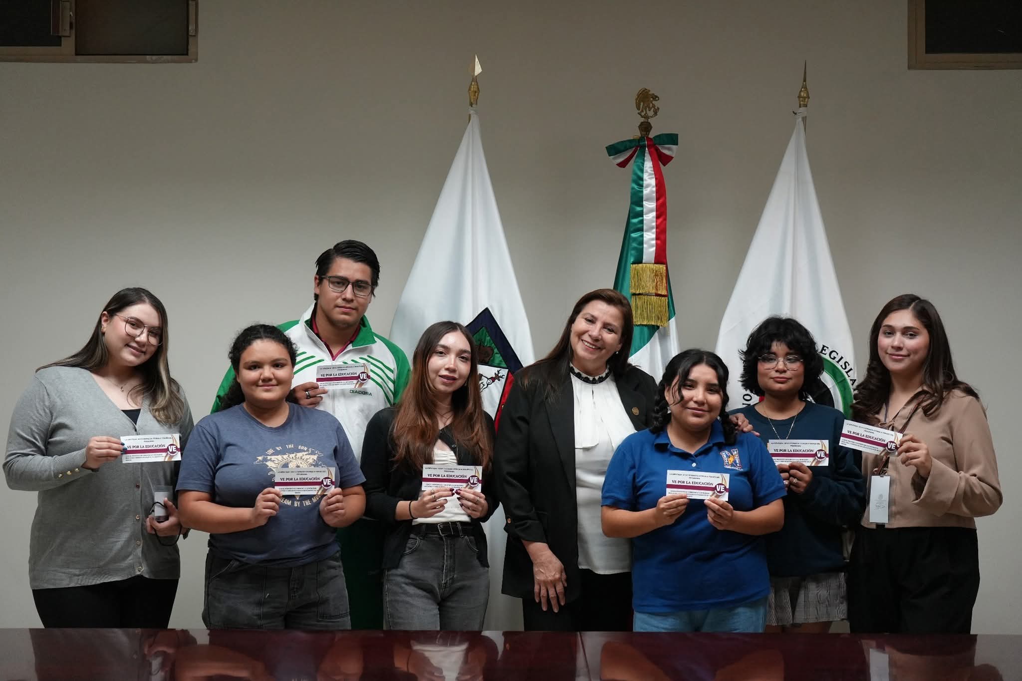 Diputada Vicky Espinoza, entrega vales de apoyo educativo a estudiantes de la regi&oacute;n 
