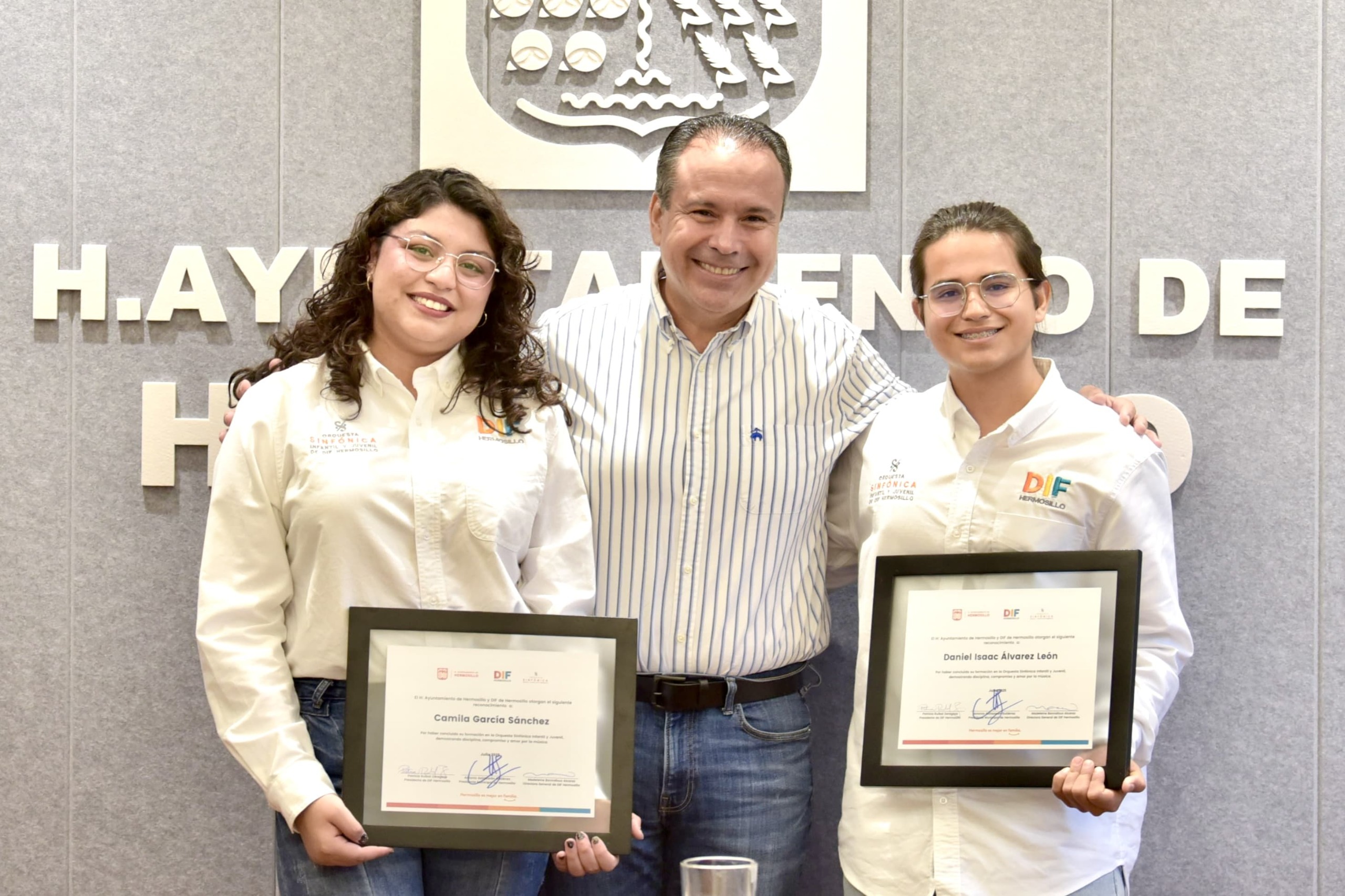 Reconoce Toño Astiazarán a egresados de la Orquesta Infantil  y Ju
